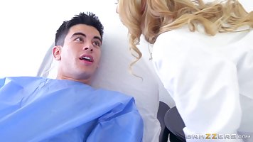 Грудастая блондинка доктор Алексис занимается сексом с ее то...
